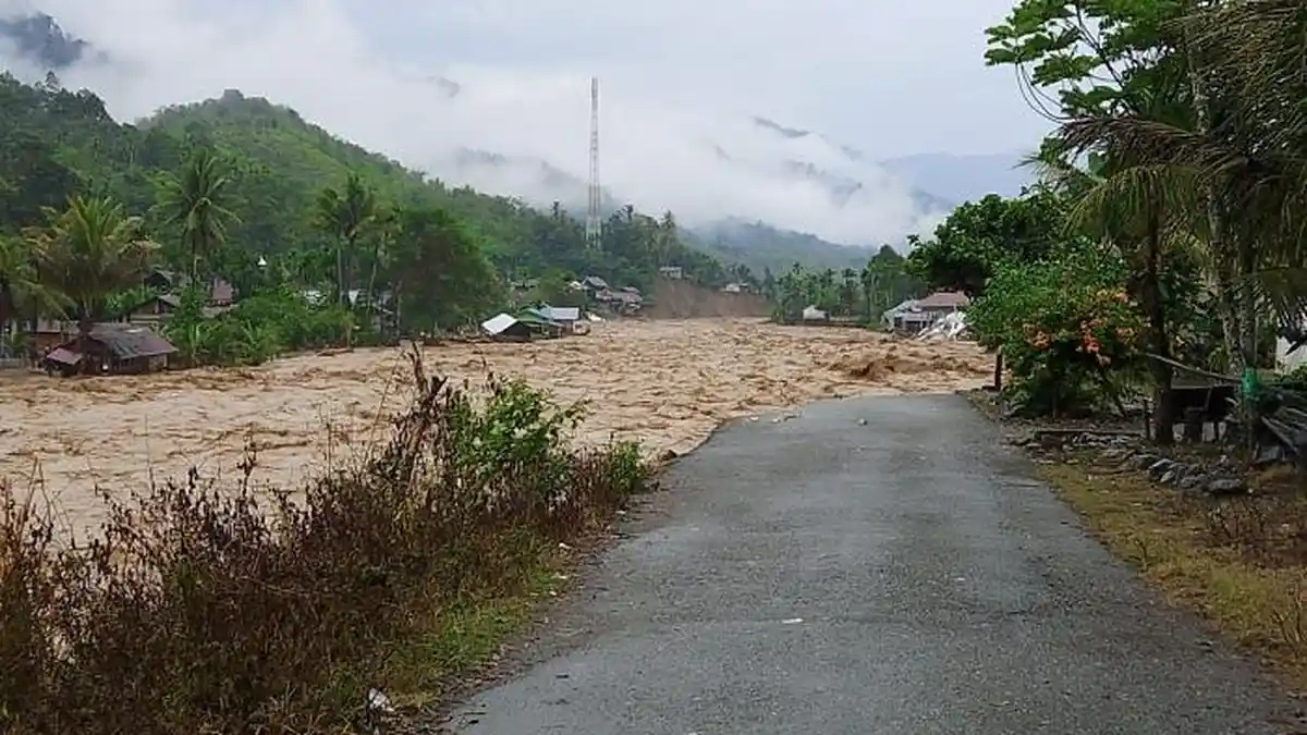 Diterjang Banjir, Masjid dan 2 Sekolah di Nagan Raya Hilang Jatuh ke Sungai