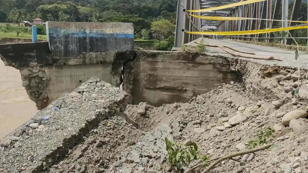Dinas PUPR Aceh Tenggara Janji Segera Perbaiki Opprit Jembatan Natam yang Ambruk