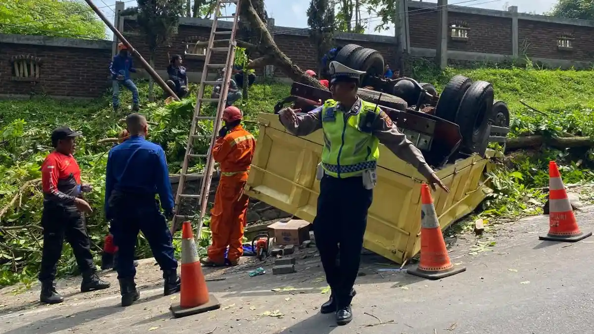 BREAKING NEWS: Truk Pengangkut Paving Blok Tabrak Mobil dan Motor di Cimahi, Satu Orang Tewas
