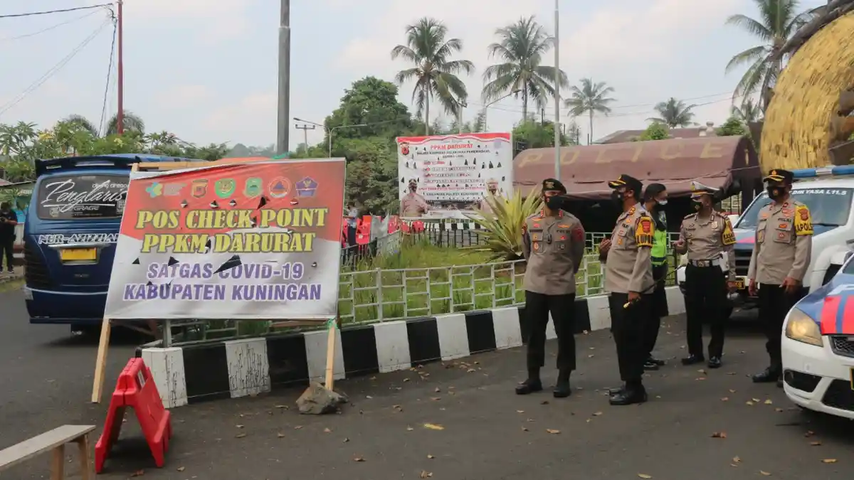 Kapolres Kuningan Tinjau Check Point di Sampora, Minta Pengendara Bawa Surat Lengkap & Taati Prokes