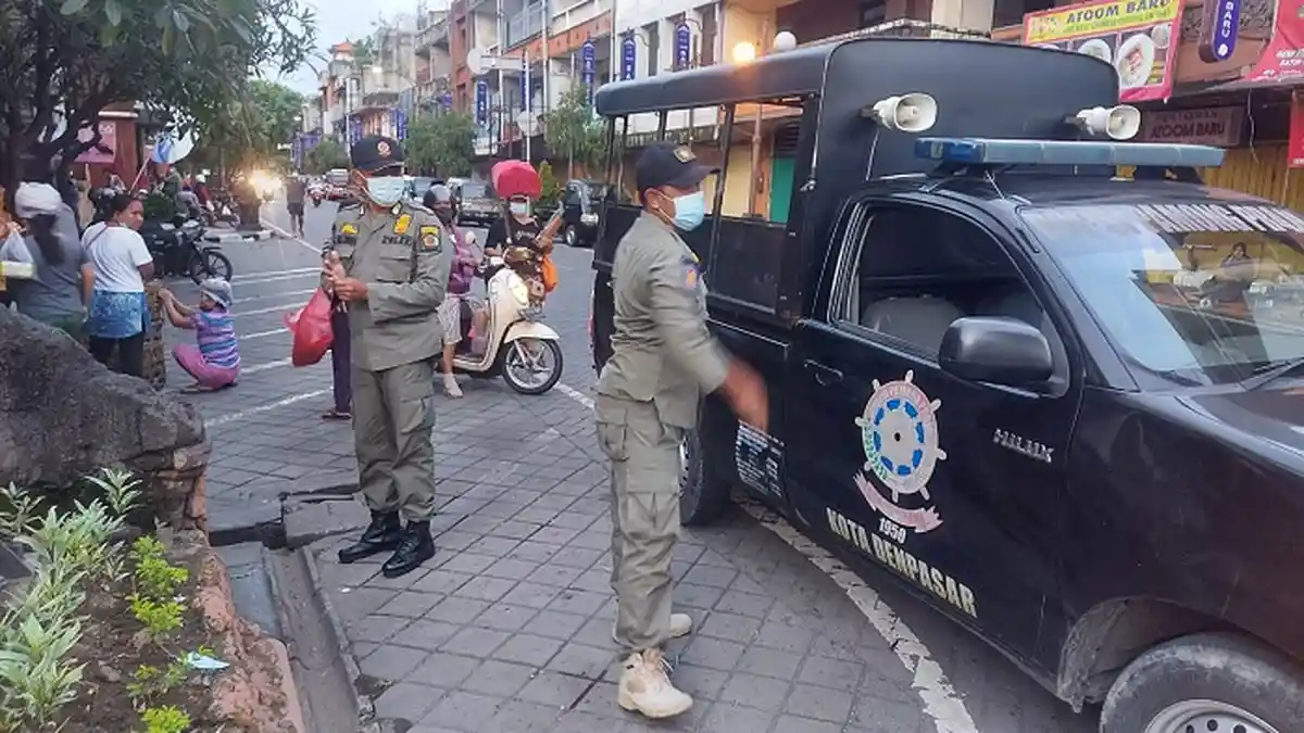 Sidak Masker Saat Libur Natal di Pasar Tumpah di Denpasar, 4 Pelanggar Terjaring