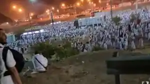 20230704_Suasana-jemaah-haji-jalan-kaki-dari-Arafah-menuju-Muzdalifah-Arab-Saudi.jpg
