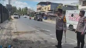 Kapolresta-Kupang-Kota-Kombes-Pol-Aldinan-Manurung-saat-melihat-lokasi-kejadian-tabrakan.jpg