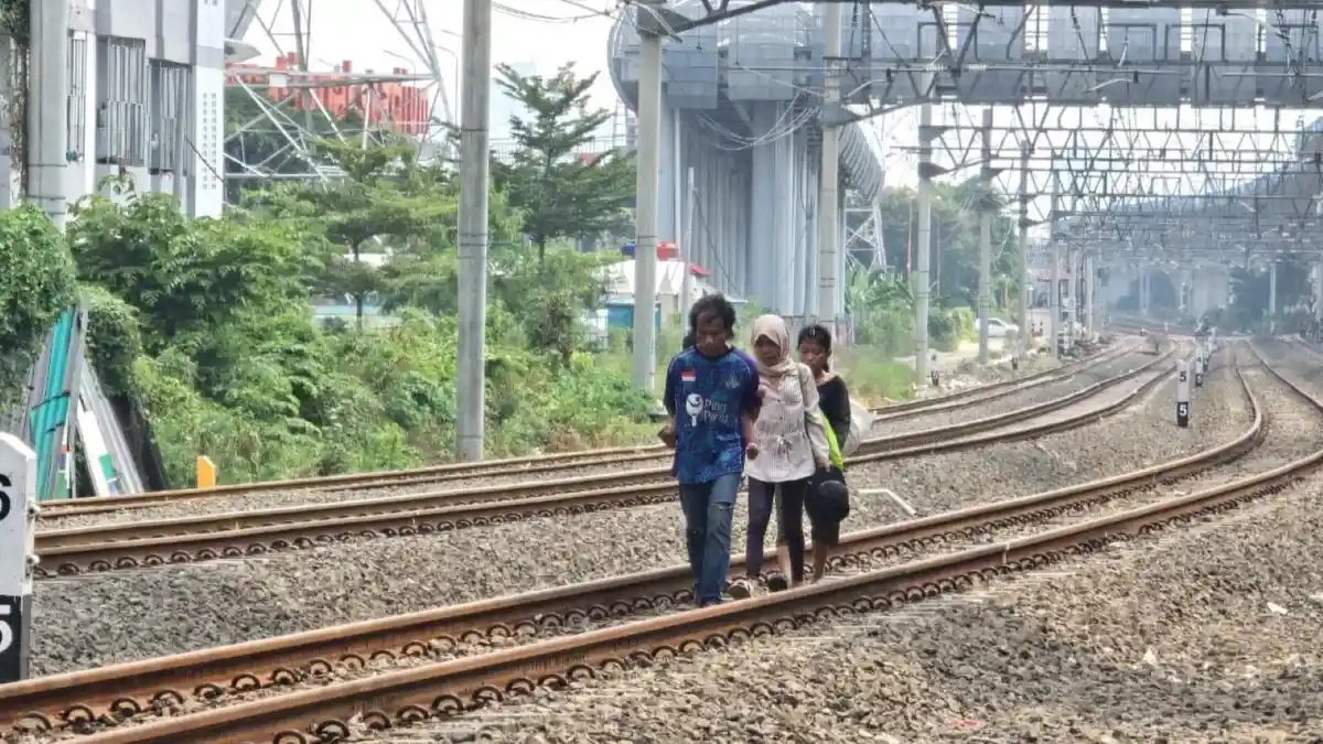 KAI Tegaskan Jalur Rel Kereta Api Bukan Akses Jalan Pintas Masyarakat