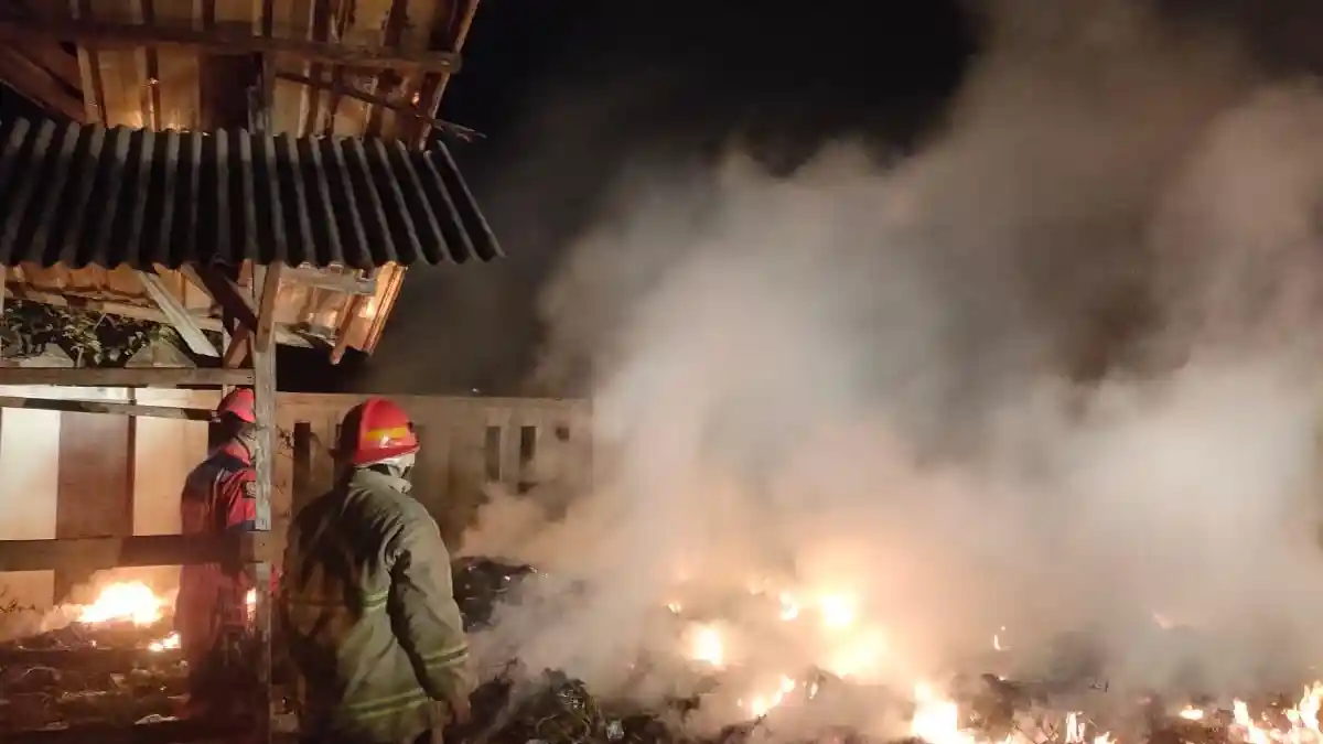 TPS 150 Meter Persegi di Tasikmalaya Terbakar, Api Nyaris Membakar Bangunan Lapangan Tenis - Tribunjabar.id
