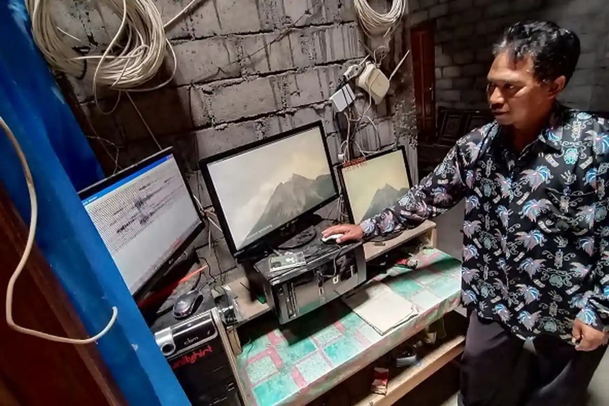 Update Gunung Merapi Sabtu 5 Desember: Asap Kawah Tebal dan tinggi 50 Meter di Atas Puncak Kawah