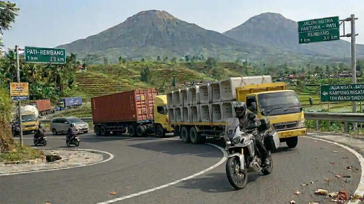Waspada Truk Tronton, Ini Strategi Aman Berkendara di Pantura Pati–Rembang - Tribunjateng.com