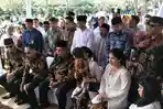 sby-mengusap-batu-nisan-di-makam-ani-yudhoyono-saat-ziarah-di-tmp-kalibata.jpg