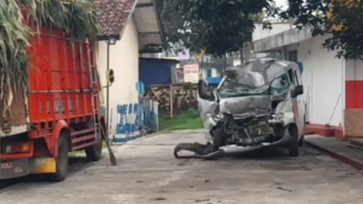 Grandmax Hantam Pantat Truk Parkir di Rajapolah Tasikmalaya, Pengemudi Tewas Terjepit