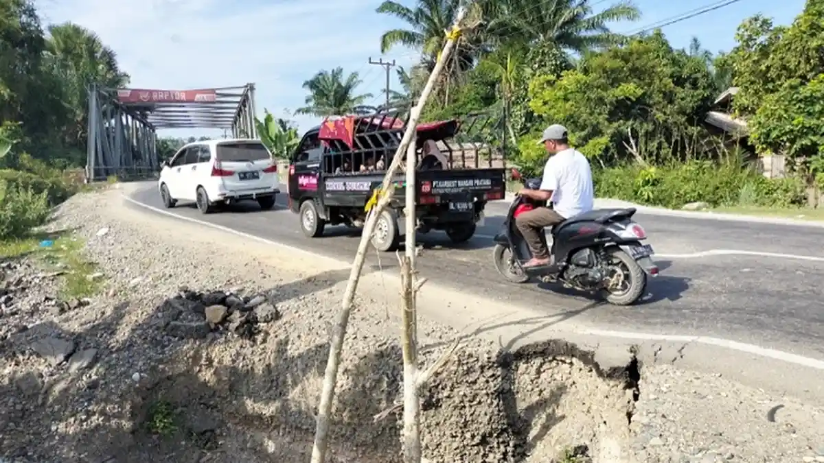 Rekanan akan Cek Penyebab Terjadinya Penurunan Badan Jalan Segmen l Aceh Timur