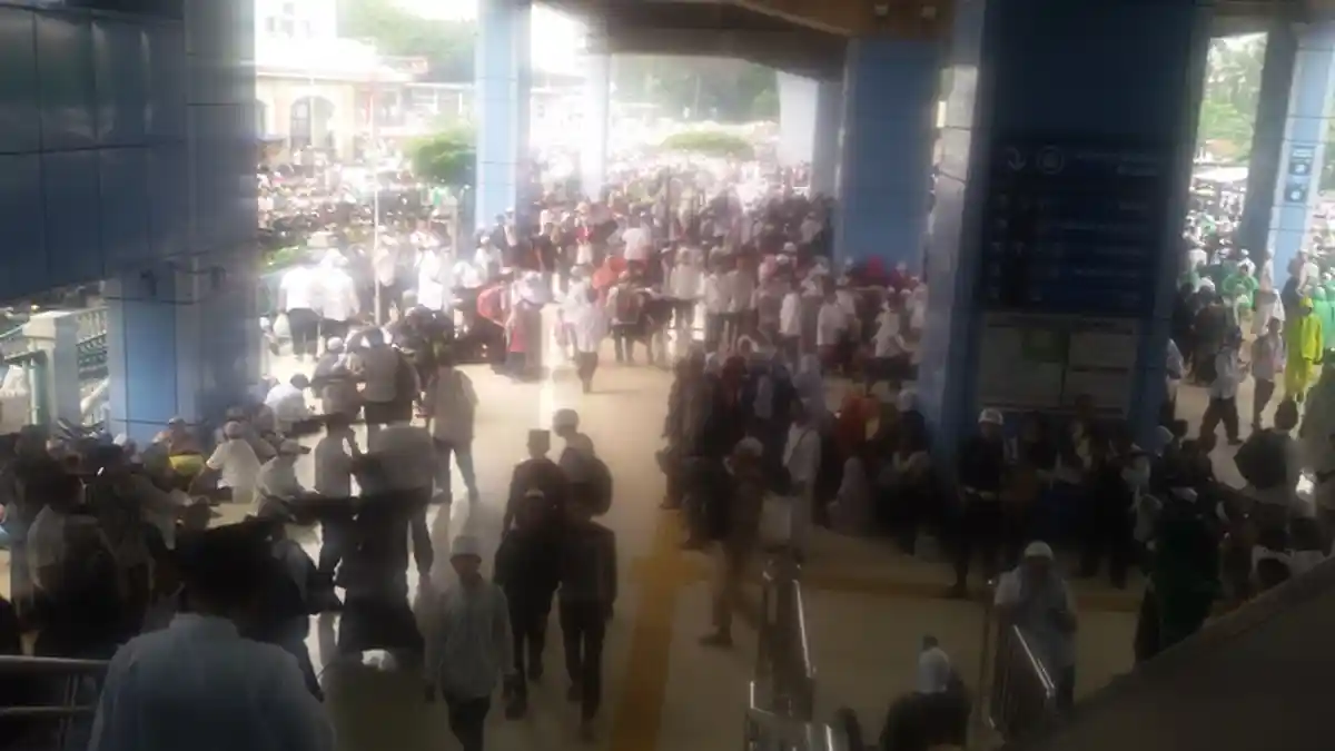 Petugas Stasiun Juanda Sibuk Peringatkan Calon Penumpang yang Merokok