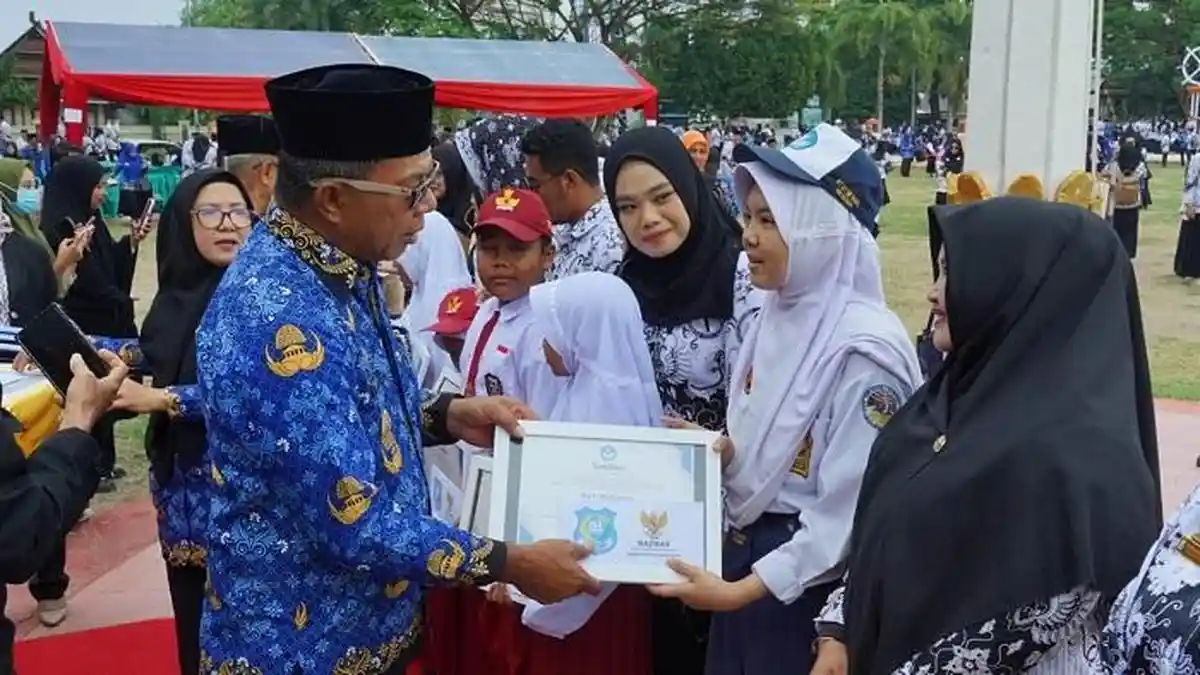 Siswa Baru SD dan SMP di Bulukumba Dapat Seragam Gratis di Tahun Ajaran Baru