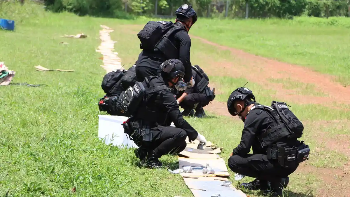 Gegana Polda Jateng Musnahkah Puluhan Kilogram Bubuk Petasan di Wonosobo