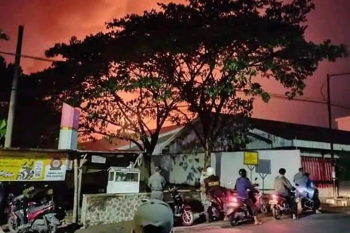 BREAKING NEWS - Pabrik Gudang Garam di Kediri Terbakar, Petugas Langsung Lakukan Pemadaman