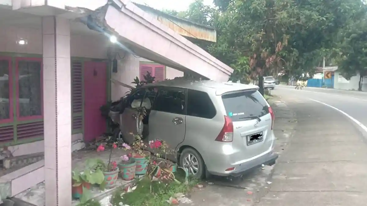 VIRAL di Medsos, Mini Bus Seruduk Rumah Warga Lubuk Alung di Pinggir Jalan Padang - Bukittinggi