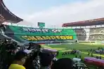 Atraksi-Bonek-dan-Bonita-di-laga-Persebaya-Surabaya-vs-Arema-FC-di-Stadion-Gelora-Bung-Tomo.jpg