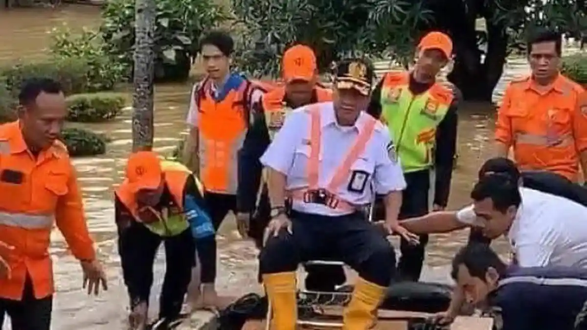 VIRAL Video Dirut Edi Sukmoro Duduk di Kursi Perahu Rakitan Pantau Banjir. Ini Penjelasan PT KAI