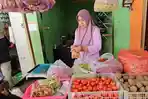 TURUN-Pedagang-Pasar-Besar-Kota-Madiun-Ari-Tri-melayani-pelanggan-di-lapak.jpg