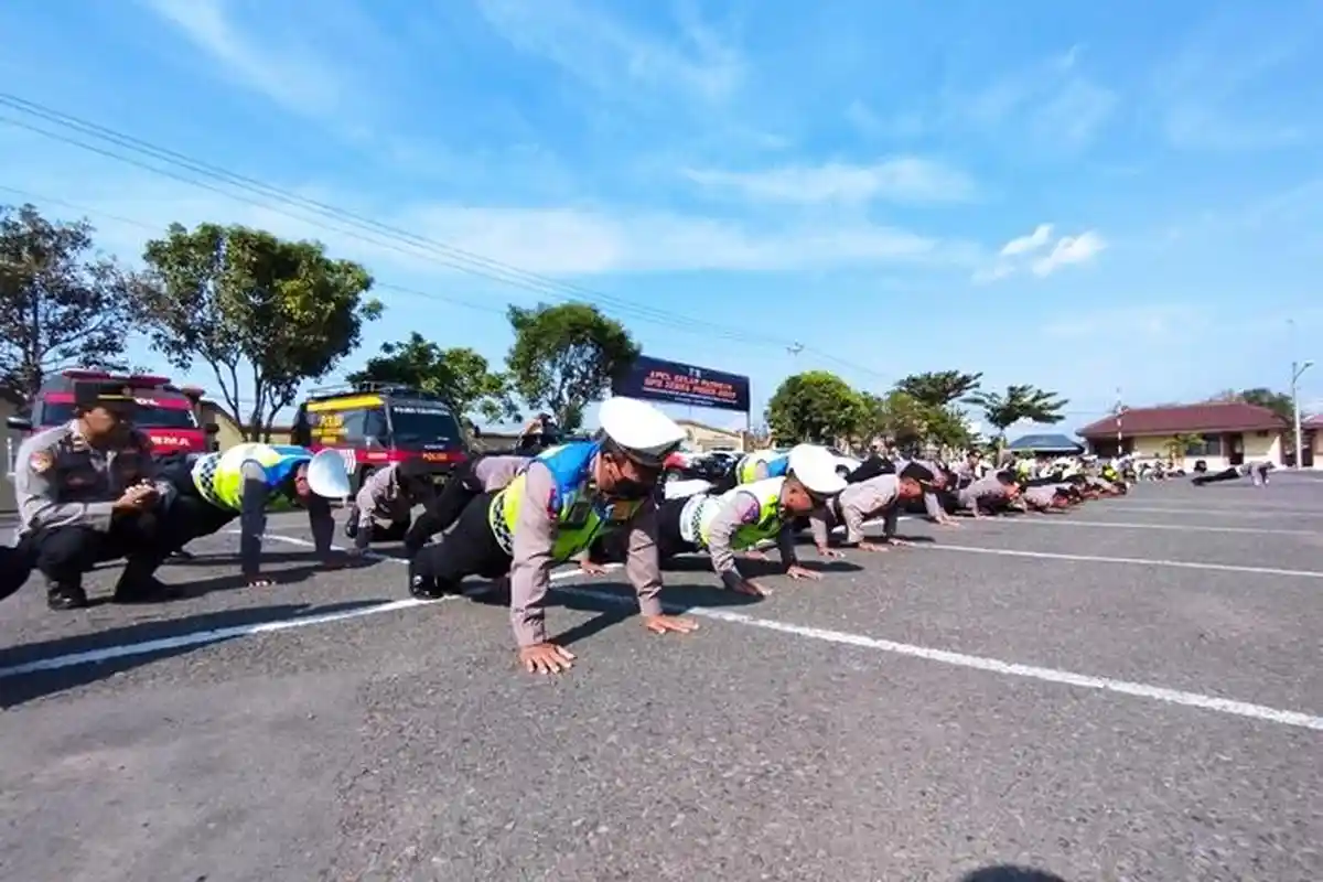 Momen Kapolres Kulon Progo Ajak Personel Push-Up Bersama saat Apel Operasi Zebra Progo 2023