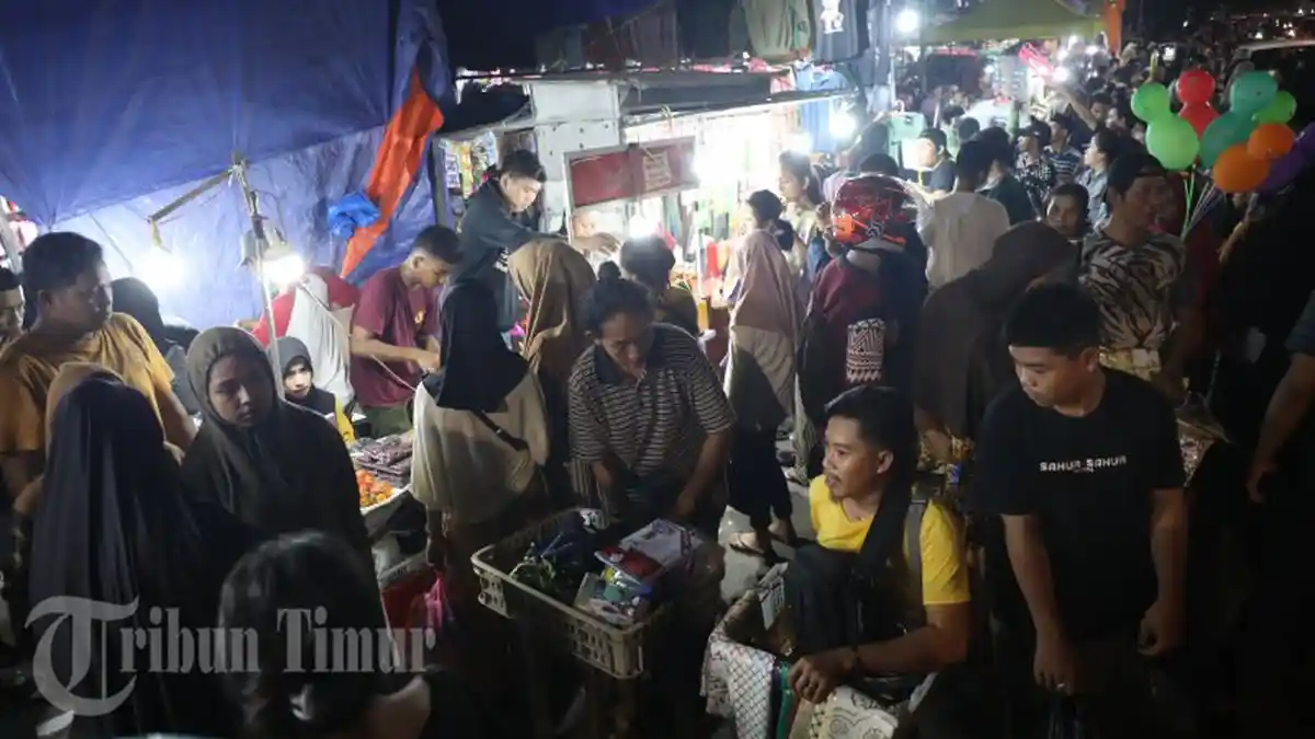 Jelang Idul Fitri 1444 H, Warga Makassar Berburu Baju Baru di Pasar Senggol - senggolpasar7.jpg