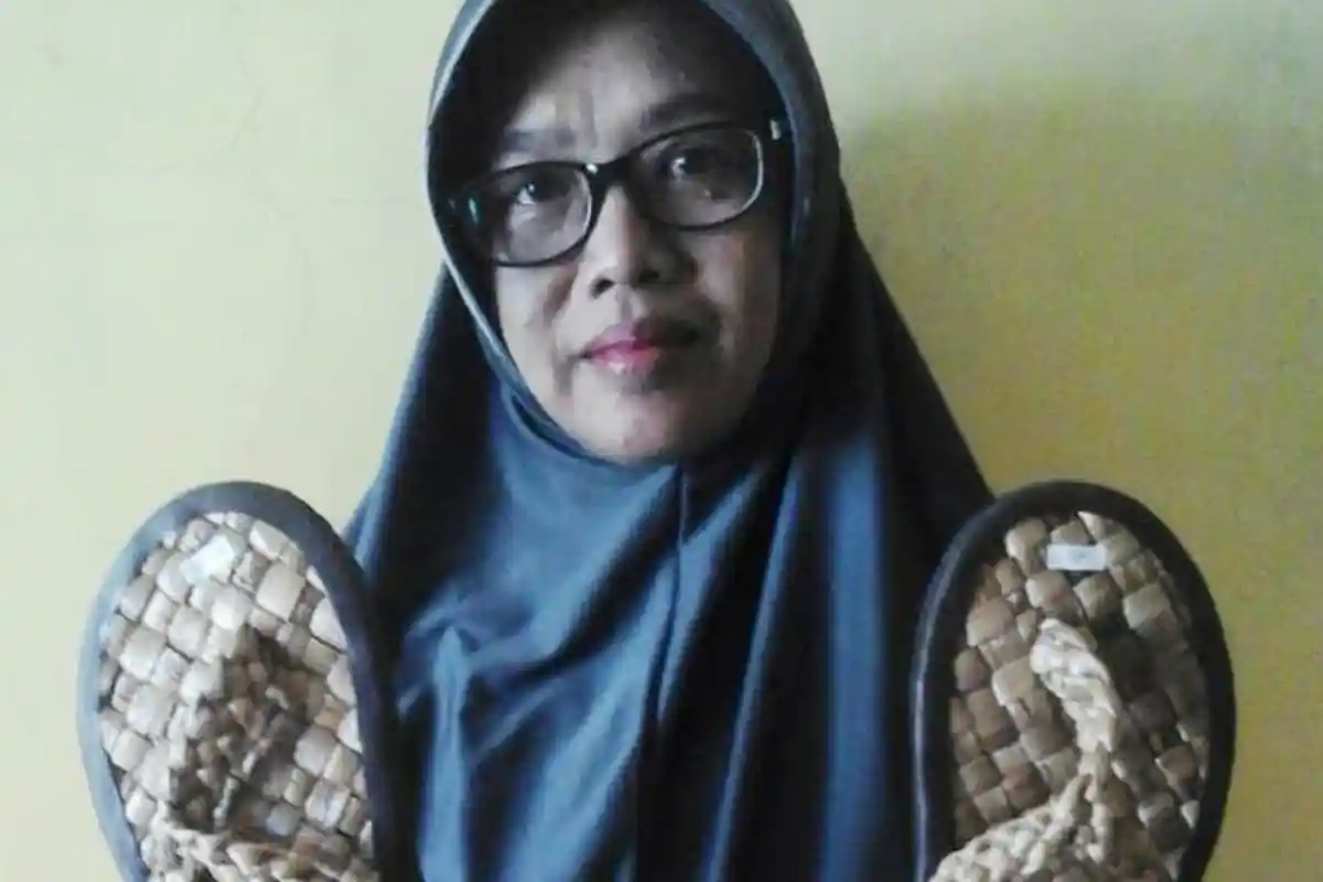 Pemasaran Sandal Eceng Gondok Masih Terbatas, Kalah Bersaing dengan Salndal Plastik