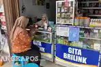 20260616-Gita-Aprilia-28-melayani-transaksi-warga-di-gerai-Agen-BRILink-miliknya-di-1.jpg