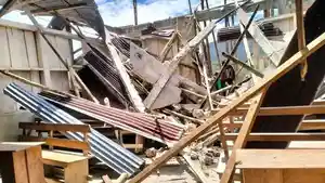 Gereja-GTM-Jemaat-Miarrang-Kabupaten-Mamasa-ambruk-diterjang-angin-kencang.jpg