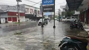 Hujan-deras-terjadi-di-kawasan-Jalan-Merdeka-Kabupaten-Manokwari.jpg