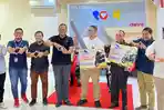 Telkomsel-Serahkan-Hadiah-Sepeda-Motor-kepada-Tujuh-Pemenang-Program-Poin-Gembira-di-Sumut-dan-Aceh1.jpg