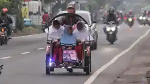 ILUSTRASI-Sejumlah-siswa-berangkat-sekolah-di-Jalan-Raya-Kendalpayak-Kabupaten-Malang.jpg
