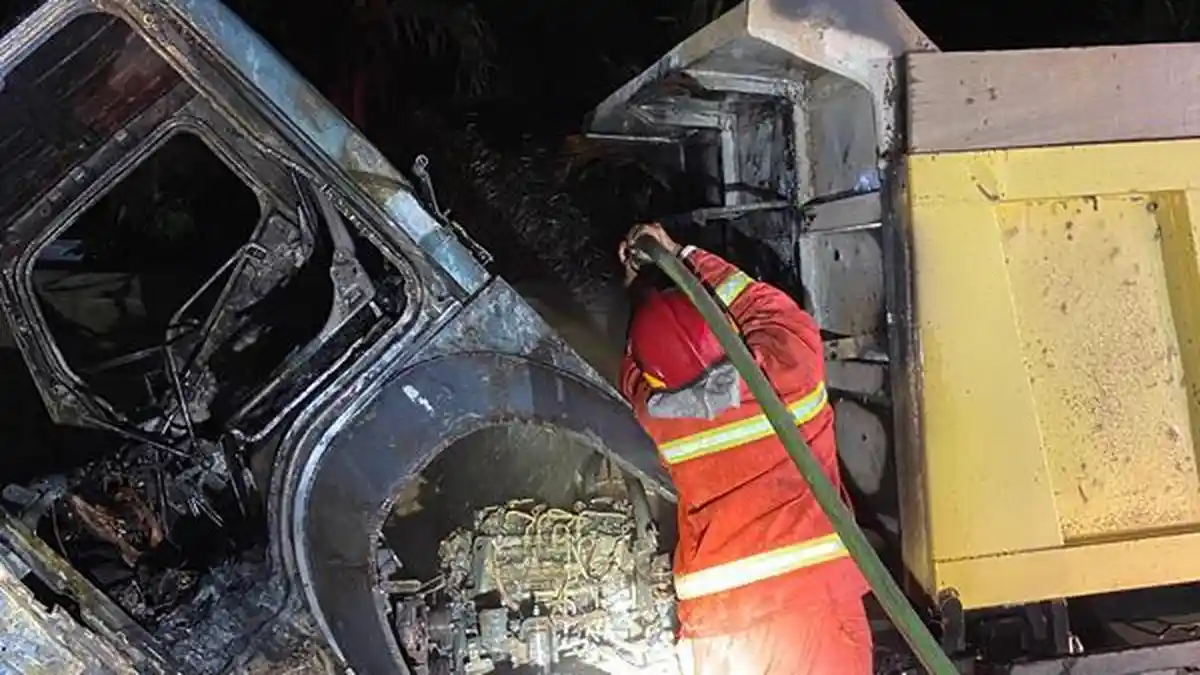 Dump Truck dan Motor Trail Ludes Terbakar Jelang Subuh di Aceh Besar