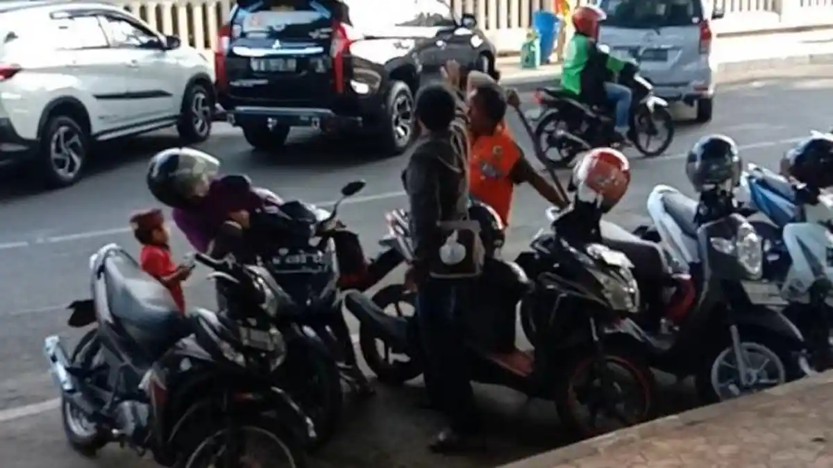 Viral Video Emak-emak Dipukul Kayu Juru Parkir, Ini Penjelasan Anggota DPRD Gresik