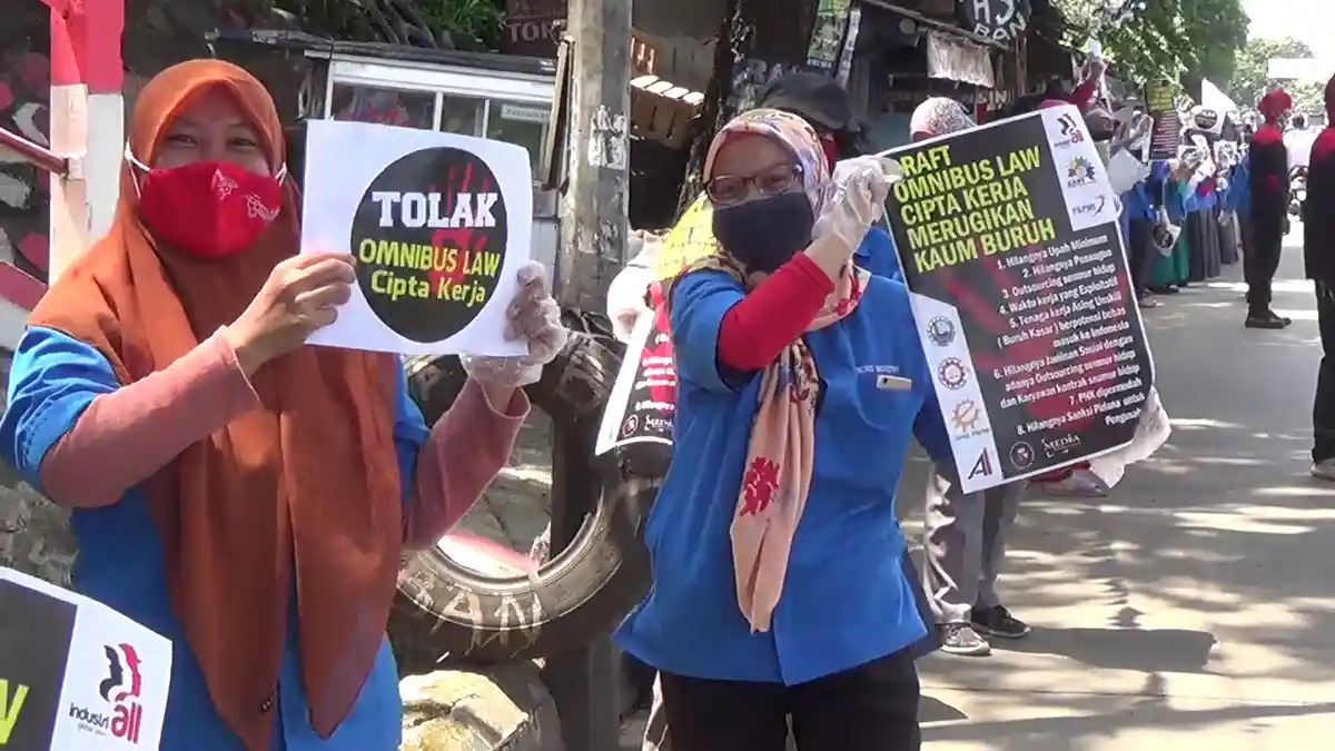 Lalu Lintas di Jalan Raya Ciawi - Sukabumi Sempat Tersendat, Masa Buruh di Bogor Turun ke Jalan