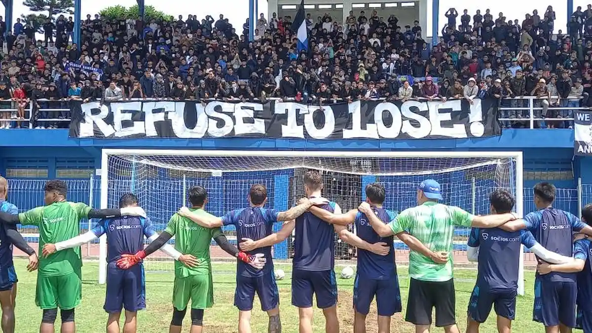 "Refuse to Lose!" Ratusan Bobotoh Geruduk ke Tempat Latihan Pemain di Stadion Persib Sidolig