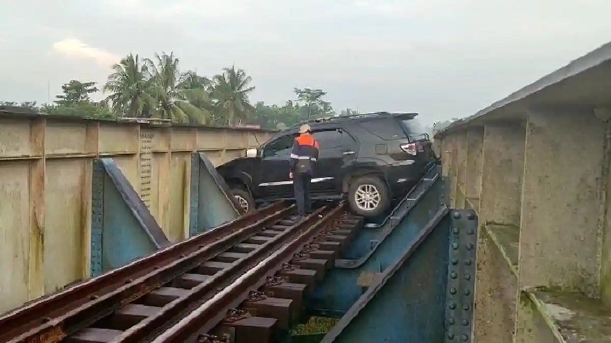 Fortuner Pemudik Masuk dan Melintang di Rel Kereta Api, Diduga Disengaja Sopir, 13 KA Terlambat