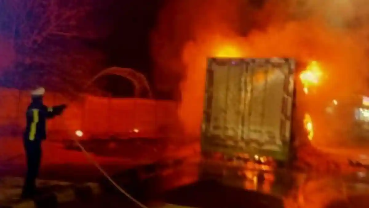 Truk Angkut 20 Ton Wortel Terbakar di Tol Jombang-Mojokerto, Ini Dugaan Penyebabnya