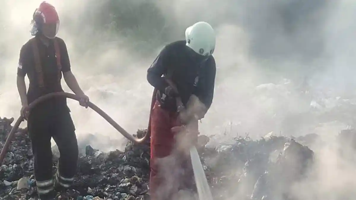 Butuh 2 Jam, Petugas Damkar Padamkan Api yang Bakar Tumpukan Sampah di Bintan