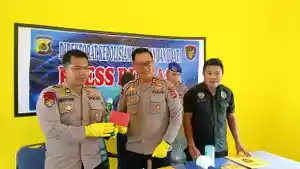 Kabag-Bin-Opsnal-Ditpolairud-Polda-NTT-AKBP-Gede-Putra-Yasa-SH-tunjuk-barbuk.jpg