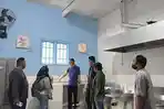 20250718-Perwakilan-yayasan-mitra-BGN-Maulana-menunjukkan-kondisi-dapur-tempat-masak.jpg