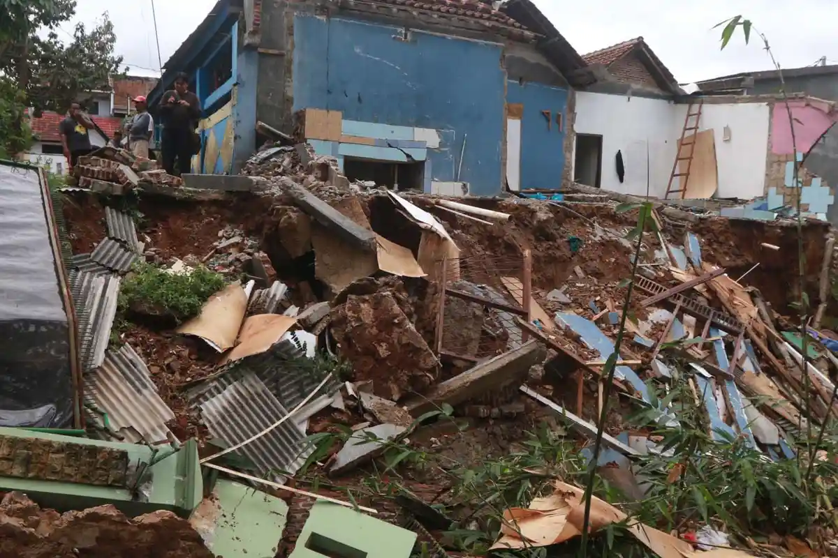 BPBD dan Camat Rajabasa Ambil Jalan Tengah Atasi Longsor di Pemukiman Gedong Meneng