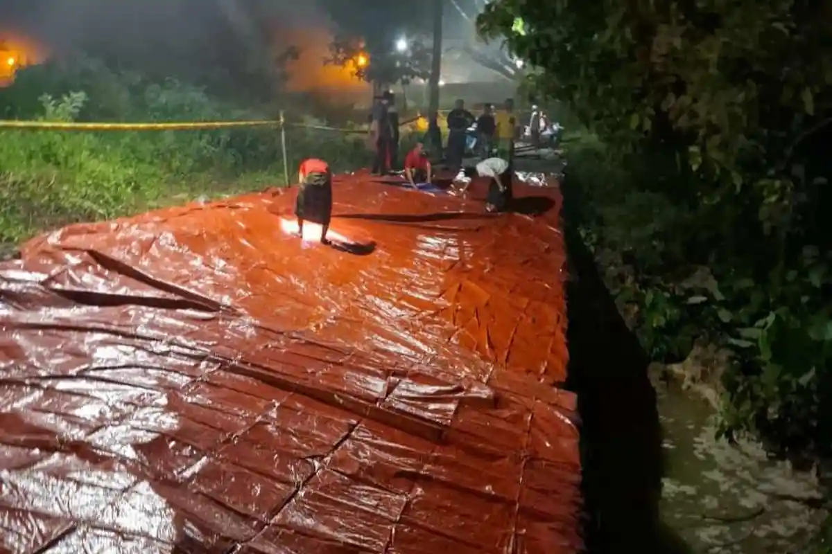 Intensitas Hujan Tinggi Membuat Jalan Penghubung Desa di Sampang Longsor