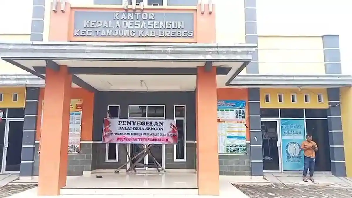 Warga Desa Sengon Brebes Segel Balaidesa akibat Kecewa Kades Tak Segera Dilengserkan