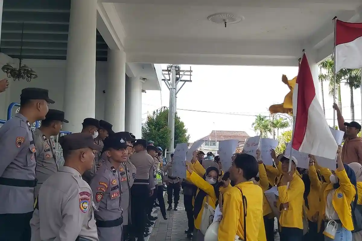 Puluhan Mahasiswa Tegal Gelar Demo Tolak Pengesahan Perppu Cipta Kerja 