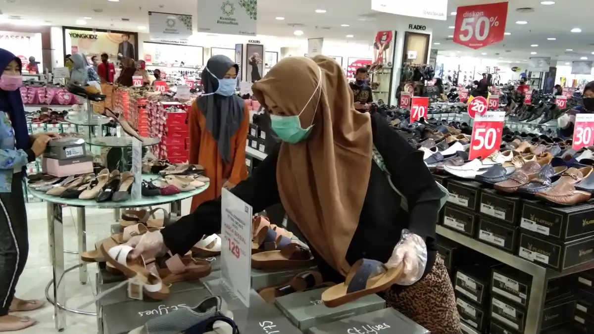 Langgar Social Distancing, Warga Bandar Lampung Padati Mall Berburu Baju Lebaran