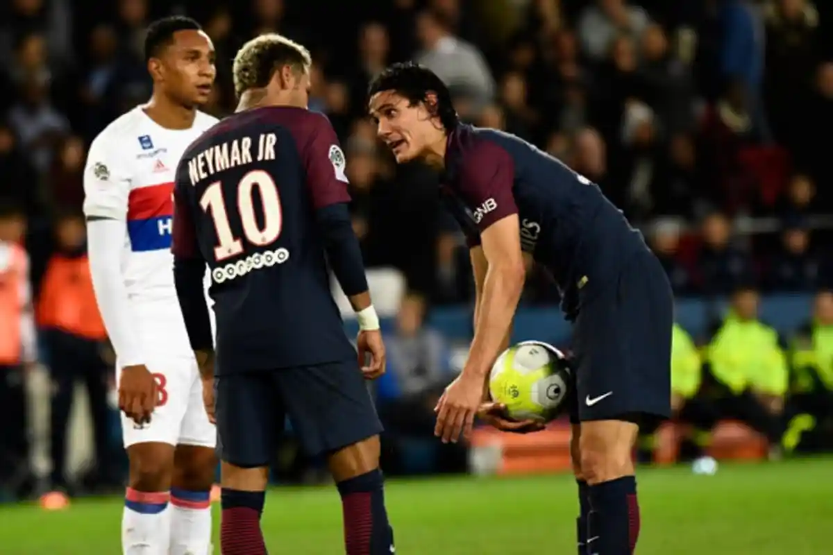 Neymar Berselisih dengan Cavani, Benarkah?