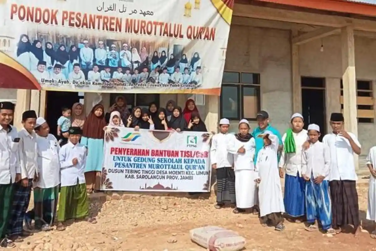 PTPN VI Serahkan 150 Sak Semen untuk Pondok Pesantren di Desa Monti Sarolangun