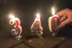Tiga-lilin-bertuliskan-angka-340-menyala-di-antara-ribuan-cahaya-lilin-dalam-aksi.jpg