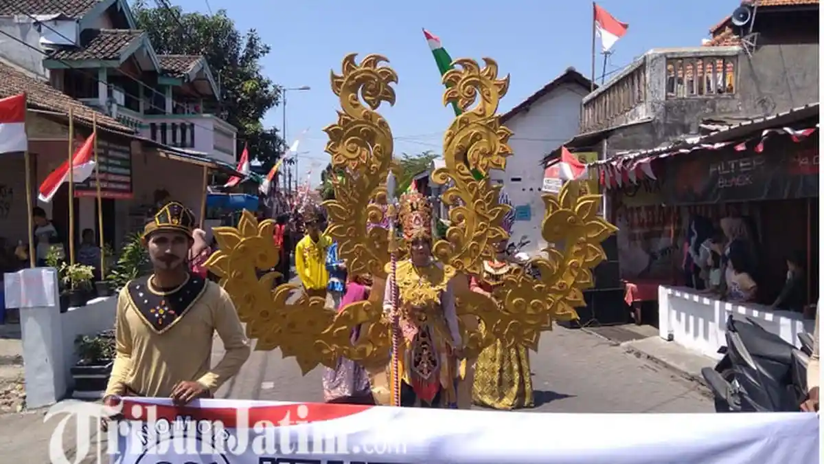 Video - Burung Garuda,Rumah Adat Papua, Kerajaan Mesir Muncul di Karnaval Ngingas Sidoarjo
