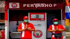 Karyawan-salah-satu-SPBU-melalui-Pertashop-memberikan-tanda-hormat-kepada-pelanggan.jpg