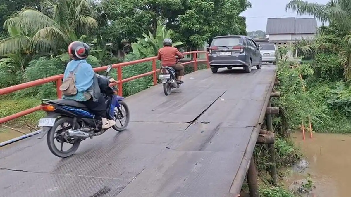 Pagar Jembatan Ketapang II Ogan Ilir Sepanjang 20 Meter Ambruk ke Sungai, Warga Resah